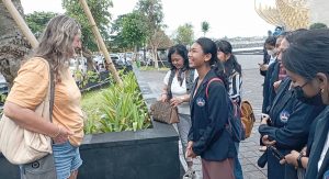Latihan Berbahasa Inggris Bersama Turis Asing di Pantai Matahari Terbit